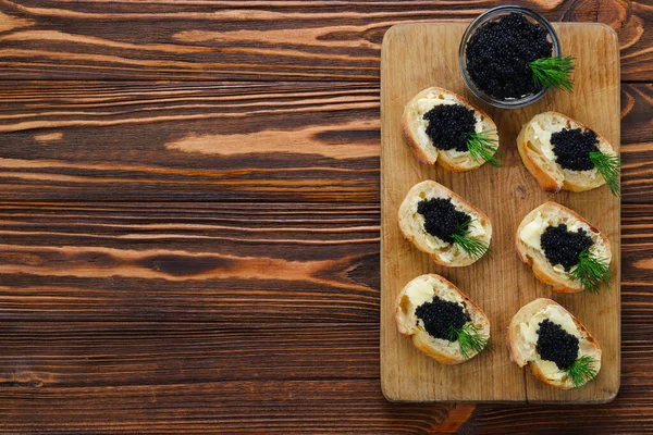 Siyah havyar ile Toastes. Spase metin veya tasarım için.