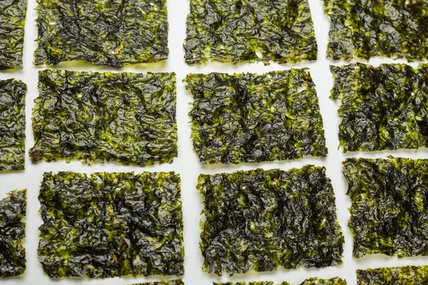 Beyaz arka planda izole edilmiş lezzetli yosun.. 