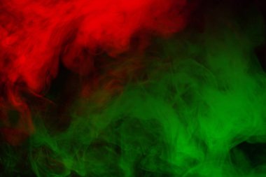 Siyah arka planda yeşil buhar. Boşluğu kopyala.