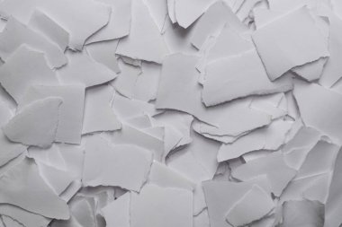 Arkaplan olarak boş beyaz kağıt parçaları. Metin veya tasarım için boşluk. 