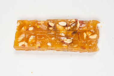 Beyaz arka planda fındıklı geleneksel Türk lezzeti. 