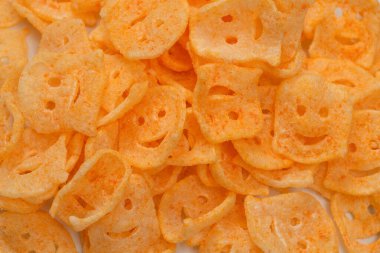 Beyaz arka planda gevrek tuzlu atıştırmalıklar.. 