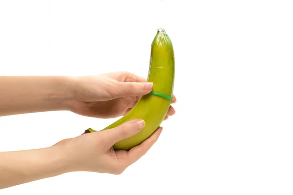 Μια Γυναίκα Έβαλε Προφυλακτικό Μια Μπανάνα Απομονωμένα Λευκό Φόντο — Φωτογραφία Αρχείου