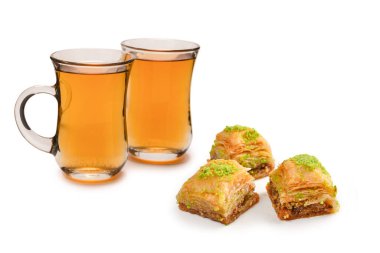 Beyaz arka planda izole edilmiş bir Türk çayı.. 