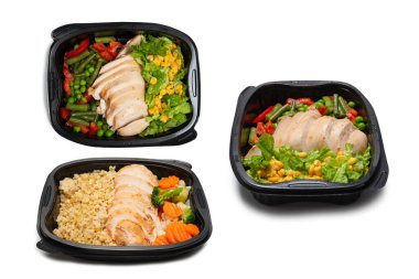 Konteynırda yemek hazır. Tavuk yahnisi, sebze yahnisi. Beyaz bir arkaplanda izole edilmiş. 