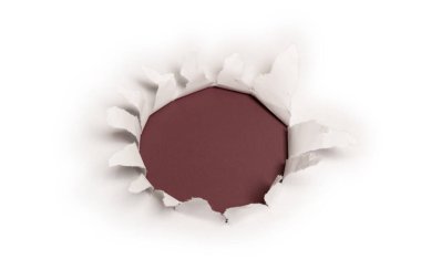 Kırmızı arkaplanda beyaz kağıtta bir delik, boşluğu kopyala. 