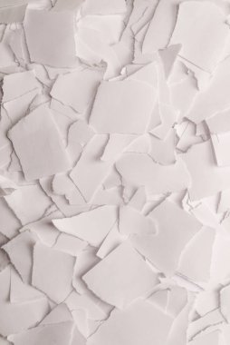 Arkaplan olarak boş beyaz kağıt parçaları. Metin veya tasarım için boşluk. 