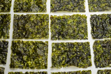 Beyaz arka planda izole edilmiş lezzetli yosun.. 