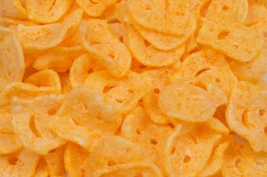 Beyaz arka planda gevrek tuzlu atıştırmalıklar.. 