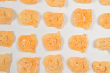 Beyaz arka planda gevrek tuzlu atıştırmalıklar.. 