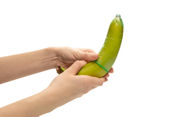 Kobieta Założyła Prezerwatywę Banana Izolacja Białym Tle — Zdjęcie stockowe