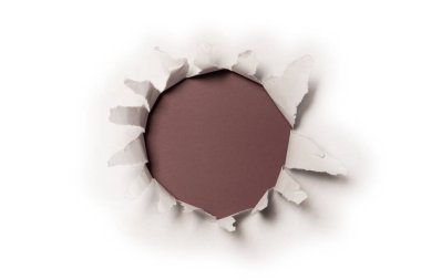 Kırmızı arkaplanda beyaz kağıtta bir delik, boşluğu kopyala. 