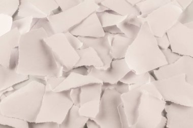 Boş beyaz kağıt parçaları izole edilmiş. Metin veya tasarım için boşluk. 