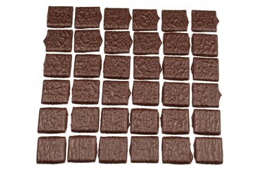 Beyaz arka planda izole edilmiş siyah çikolata şekerleri.. 