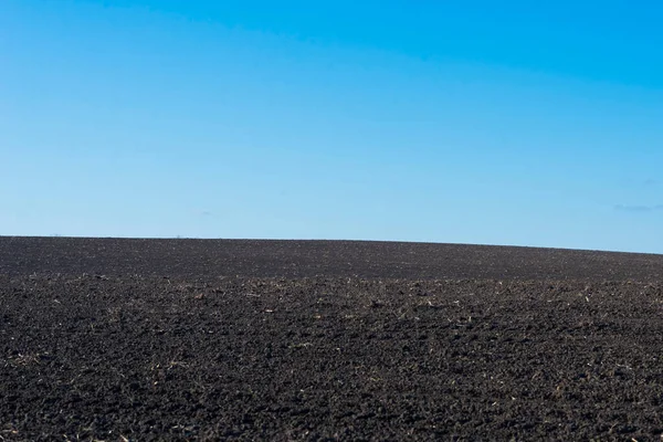 Впаханное Поле Голубое Небо Заднем Плане — стоковое фото