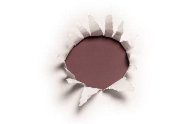 Kırmızı arkaplanda beyaz kağıtta bir delik, boşluğu kopyala. 