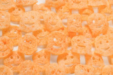 Beyaz arka planda gevrek tuzlu atıştırmalıklar.. 