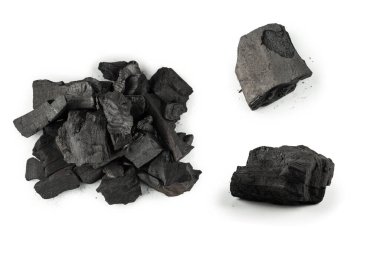 Beyaz arka planda siyah meşe kömürü izole edilmiş. 