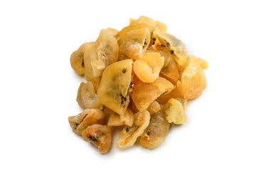 Kurumuş tutku meyvesi beyaz arka planda izole edilmiş. Üst görünüm. 