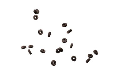 Çikolata halkaları gevrekleri bir kaseye dökülür. Kahvaltıda. Beyaz bir arkaplanda izole edilmiş. 