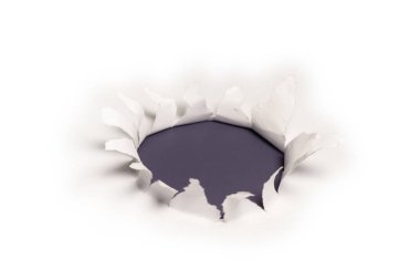 Kırmızı arkaplanda beyaz kağıtta bir delik, boşluğu kopyala. 