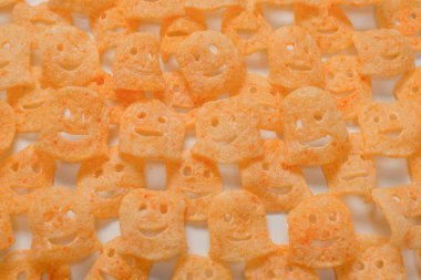 Beyaz arka planda gevrek tuzlu atıştırmalıklar.. 