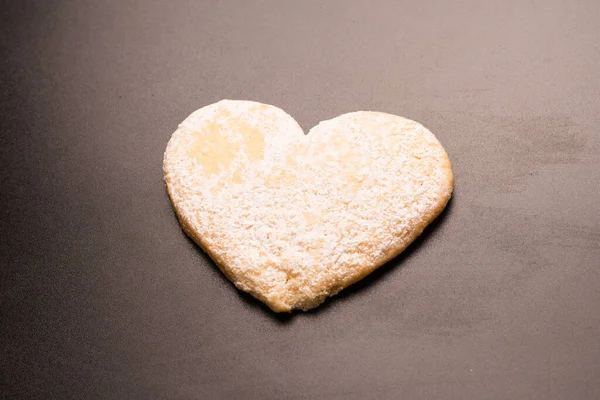 Beyaz arka planda izole edilmiş kalp şeklinde çörekler..