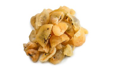 Kurumuş tutku meyvesi beyaz arka planda izole edilmiş. Üst görünüm. 