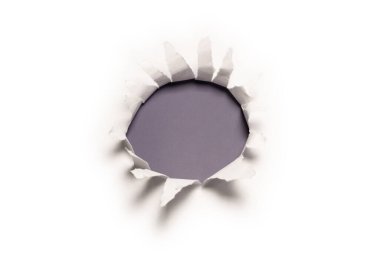 Kırmızı arkaplanda beyaz kağıtta bir delik, boşluğu kopyala. 