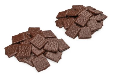 Beyaz arka planda izole edilmiş siyah çikolata şekerleri.. 