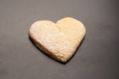 Beyaz arka planda izole edilmiş kalp şeklinde çörekler..