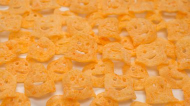 Beyaz arka planda gevrek tuzlu atıştırmalıklar.. 