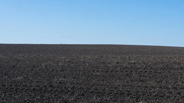 Gepflügtes Feld Und Blauer Himmel Als Hintergrund — Stockfoto