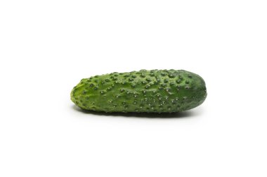 Beyaz arka planda izole edilmiş taze yeşil cucomber. 