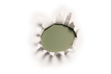 Kırmızı arkaplanda beyaz kağıtta bir delik, boşluğu kopyala. 