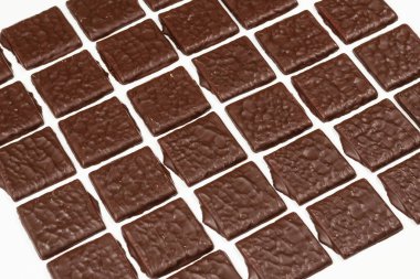 Beyaz arka planda izole edilmiş siyah çikolata şekerleri.. 