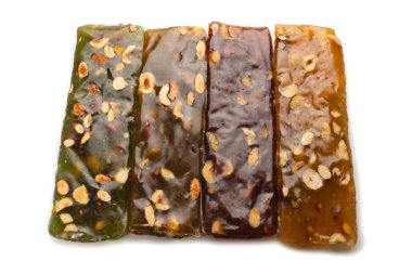 Beyaz arka planda fındıklı geleneksel Türk lezzeti. 