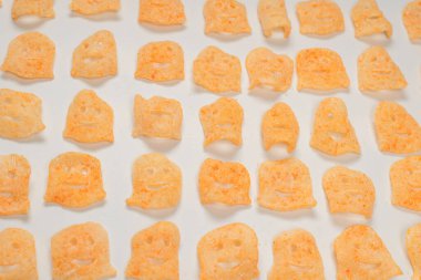 Beyaz arka planda gevrek tuzlu atıştırmalıklar.. 