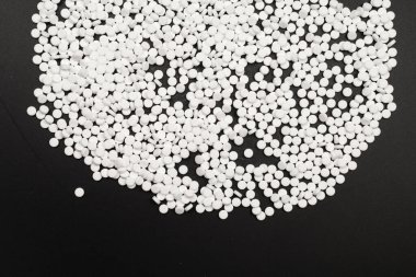 Beyaz arka planda izole edilmiş şeker ikame hapları. Üst görünüm. 