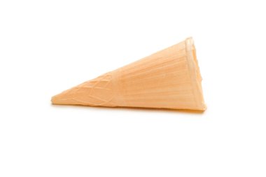 Beyaz arkaplanda izole edilmiş waffle konisi. 