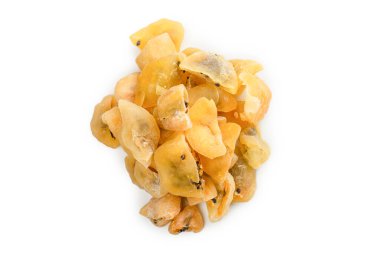 Kurumuş tutku meyvesi beyaz arka planda izole edilmiş. Üst görünüm. 