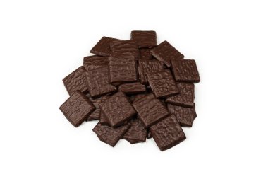 Beyaz arka planda izole edilmiş siyah çikolata şekerleri.. 