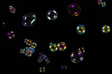 Sabun köpükleri siyah arka planda izole edilmiş. Boşluğu kopyala. 