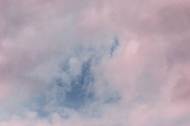 Arka plan olarak gökyüzü ve bulutlar. Gökyüzü arkaplanı. 