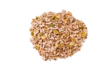 Salata için tohum karışımı. Beyaz arkaplanda izole edilmiş karışık tohumlar yığını. 