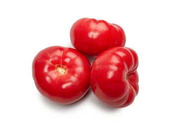 Beyaz arka planda kırmızı taze domates.. 