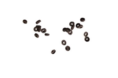 Çikolata halkaları gevrekleri bir kaseye dökülür. Kahvaltıda. Beyaz bir arkaplanda izole edilmiş. 