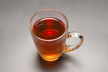 Siyah arka planda bir bardak Türk çayı..