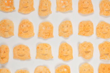 Beyaz arka planda gevrek tuzlu atıştırmalıklar.. 