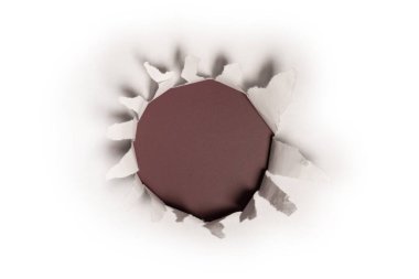 Kırmızı arkaplanda beyaz kağıtta bir delik, boşluğu kopyala. 